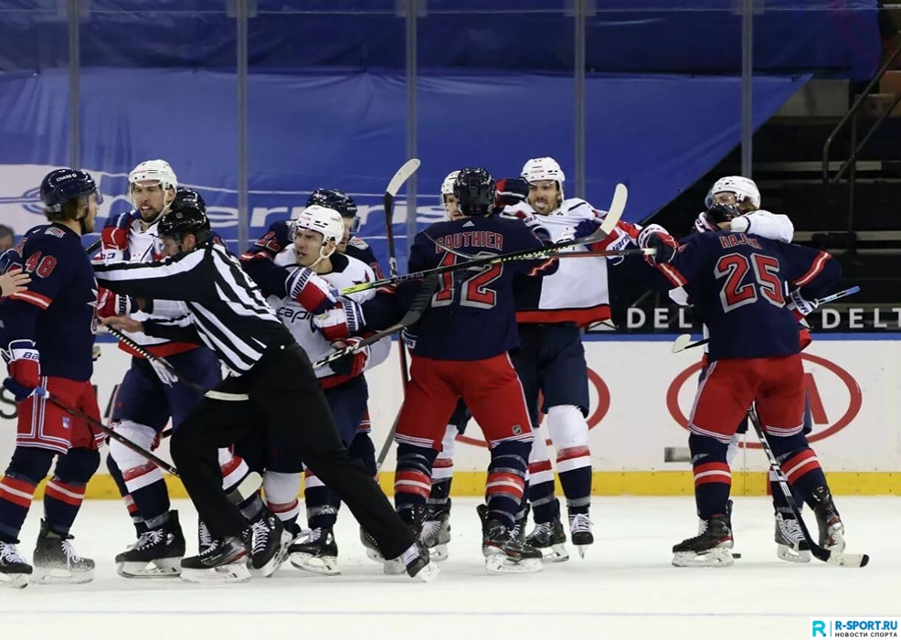 В сети появилось видео массовой драки после игры НХЛ 